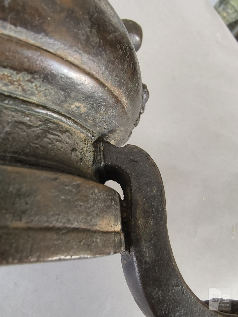 Two bronze incense burners, one on three legs, the second in the shape of a 'fang ding' - 图7